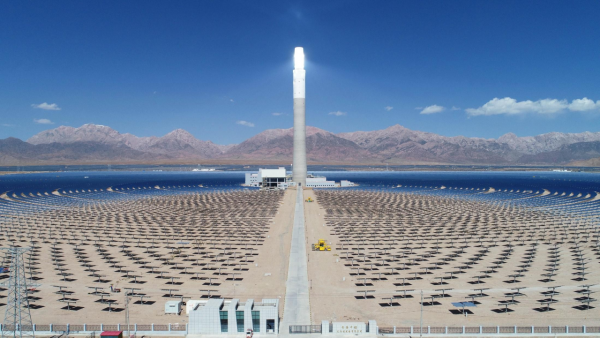 戈壁“追光”鑄就奇跡 浙江援青德令哈光熱電站連續(xù)三年超產(chǎn)，熔鹽塔點亮高原“金山銀山”